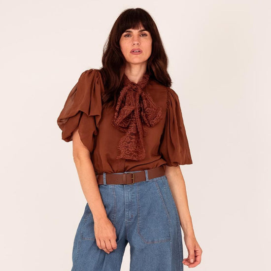 Romantische Blouse met Pofmouwen en Kanten Strik – Bruin